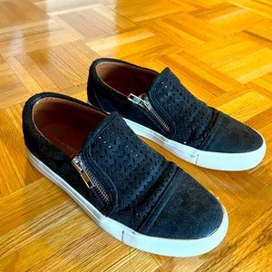Black report flat sneakers